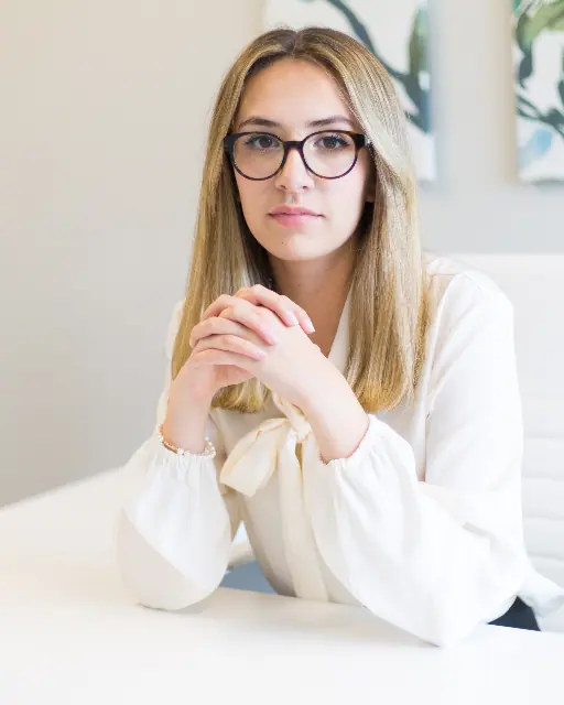 Clienta con sus lentes Zimas