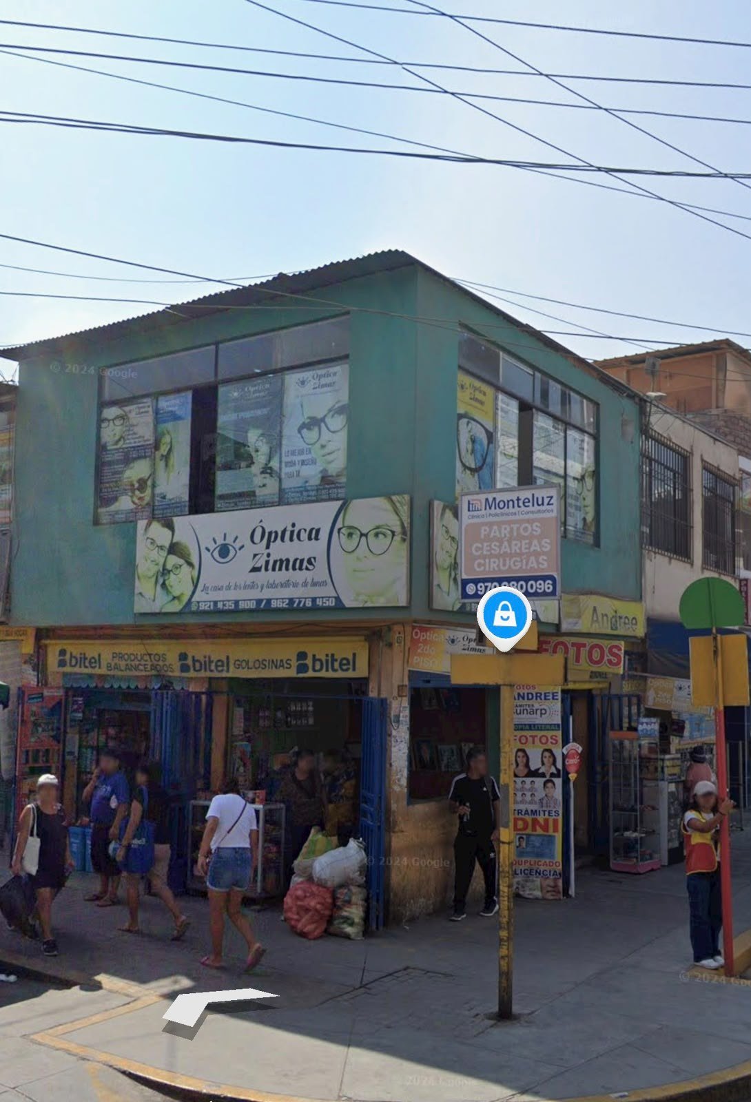 Vista desde la esquina de la fachada verde de Óptica Zimas